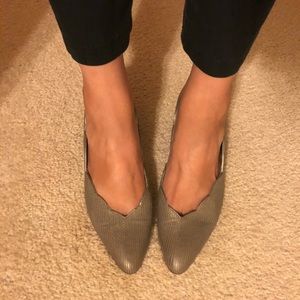 Gray Bruno Magli scallop leather heels size 8.5AA